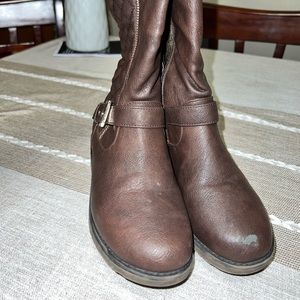 Dram pairs girls boots. Big girls size 4